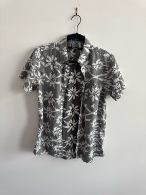 Carbon Gray & White Floral Short-Sleeve Button-Down Shirt